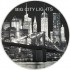 Legendární město New York vyobrazeno v nočním osvětlení na atraktivní stříbrné minci s vysokým reliéfem